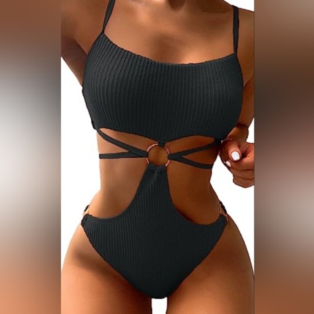 FlatterMe Ring Linked Cut-Out One Piece Swimsuit Scoop Neck Lace Up Back Monokin